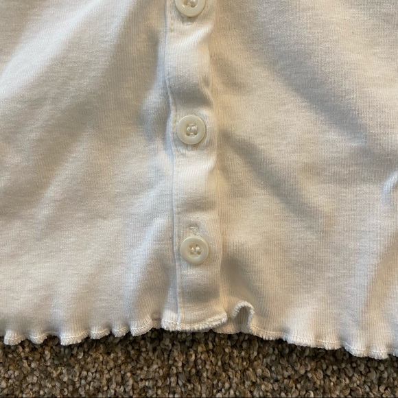 Divided Boxy Crop Top with Lettuce Details - Picture 3 of 3